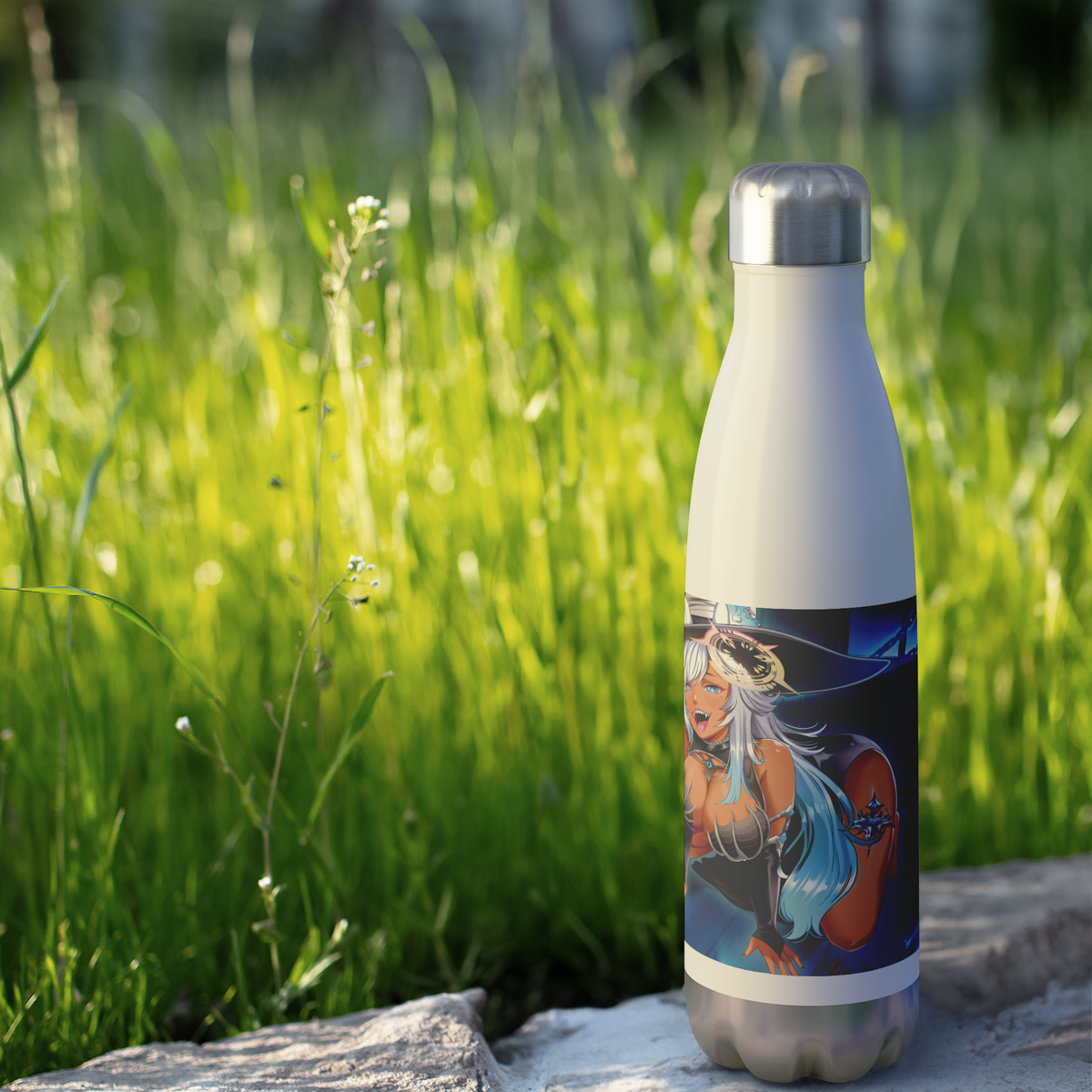 EstelleRosa_-_20oz_Insulated_Bottle_591_WaterBottle_Outdoor_grass_Mockup.png_16294281