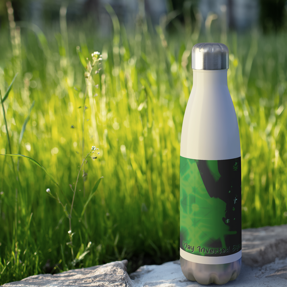 SiroLyite_-_20oz_Insulated_Bottle_591_m_WaterBottle_Outdoor_grass_Mockup.png_16161019