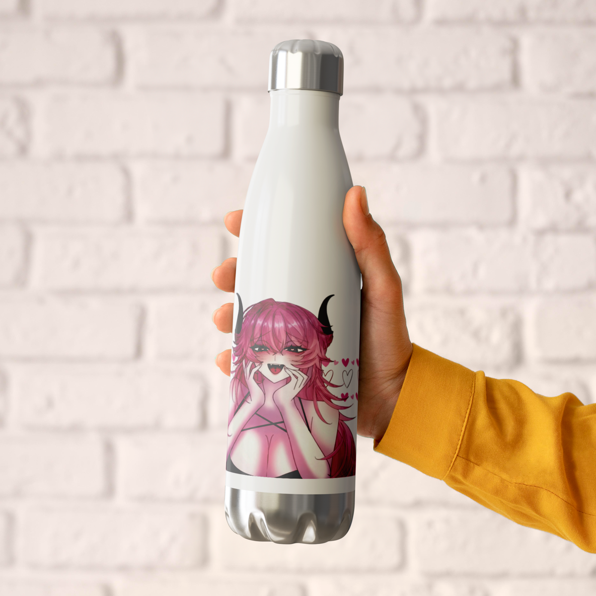 AilaLink_-_20oz_Insulated_Bottle_591_ml_WaterBottle_HoldingHand_AS_Mockup.png_16160696