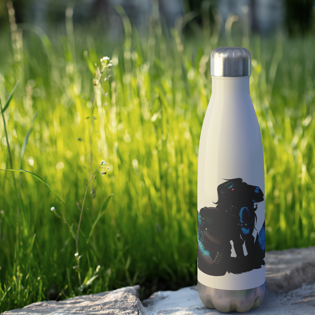 KatFox_-_20oz_Insulated_Bottle_591__ml_WaterBottle_Outdoor_grass_Mockup.png_16282274
