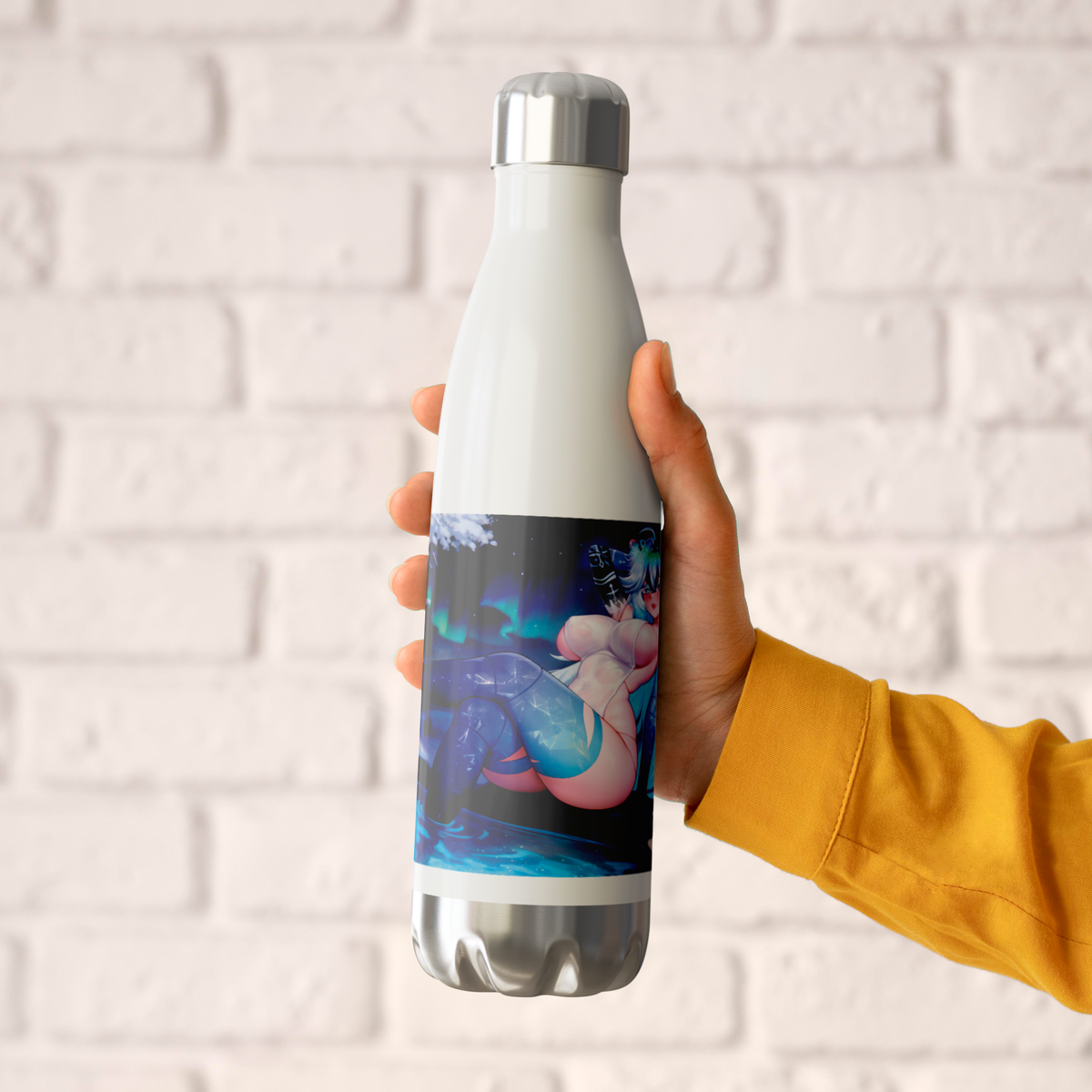 Mimi2001VR_-_20oz_Insulated_Bottle_591__WaterBottle_HoldingHand_AS_Mockup.png_16164097