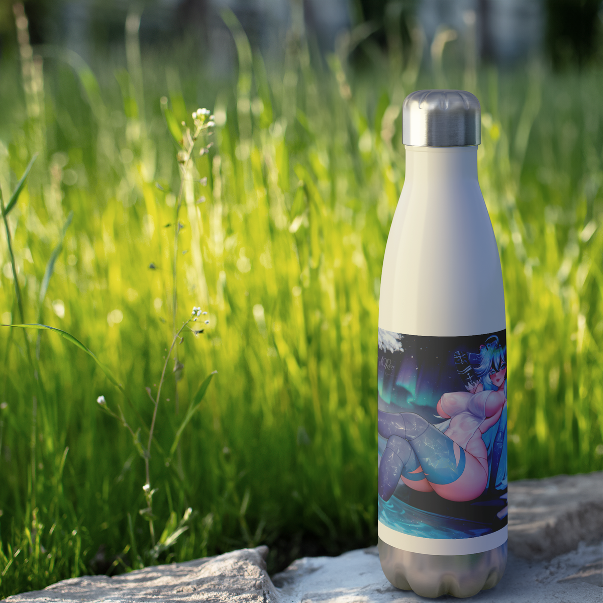 Mimi2001VR_-_20oz_Insulated_Bottle_591__WaterBottle_Outdoor_grass_Mockup.png_16164098
