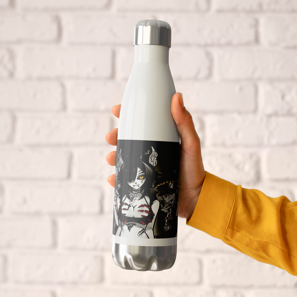 Solar_Studios_-_20oz_Insulated_Bottle_5_WaterBottle_HoldingHand_AS_Mockup.png_16160682
