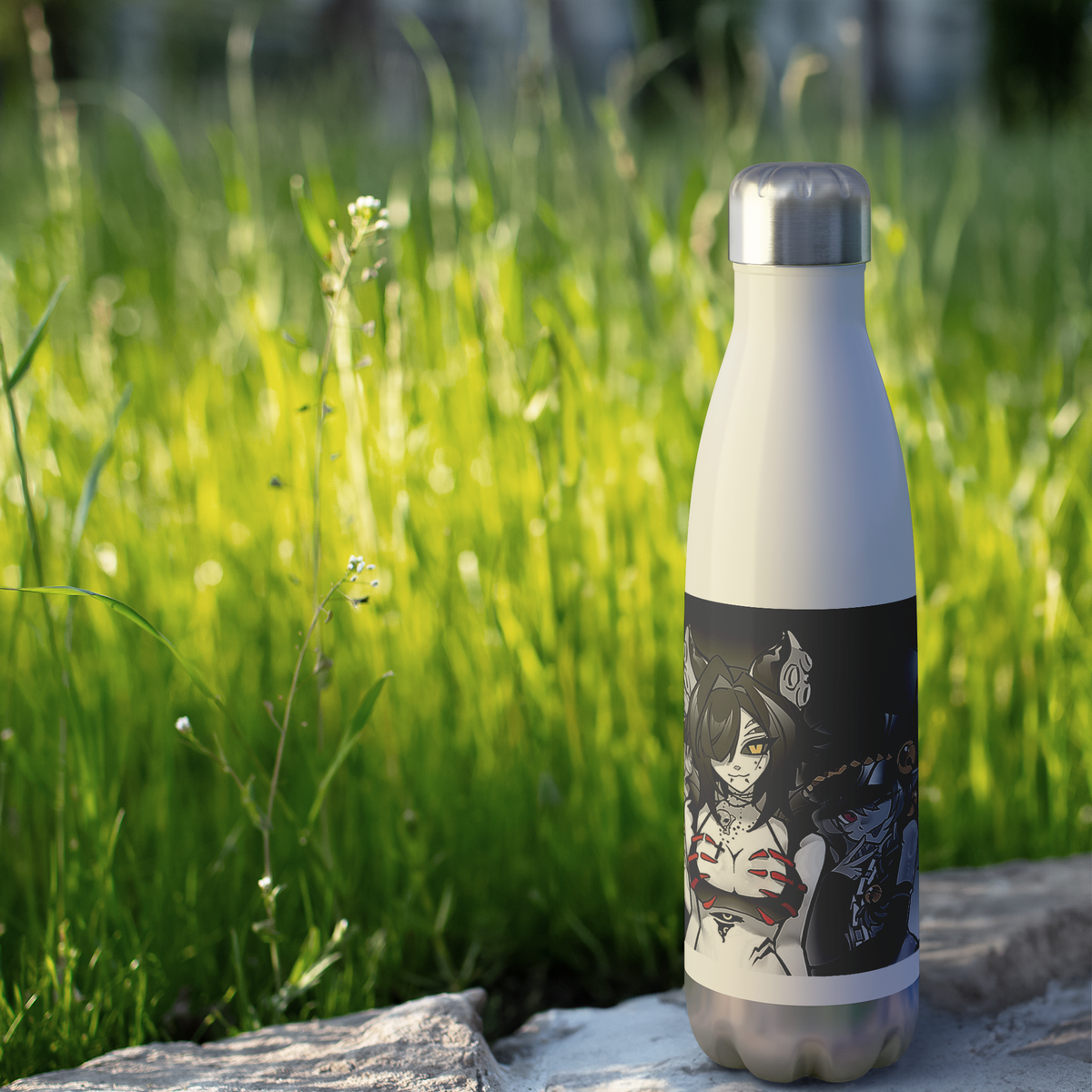 Solar_Studios_-_20oz_Insulated_Bottle_5_WaterBottle_Outdoor_grass_Mockup.png_16160683